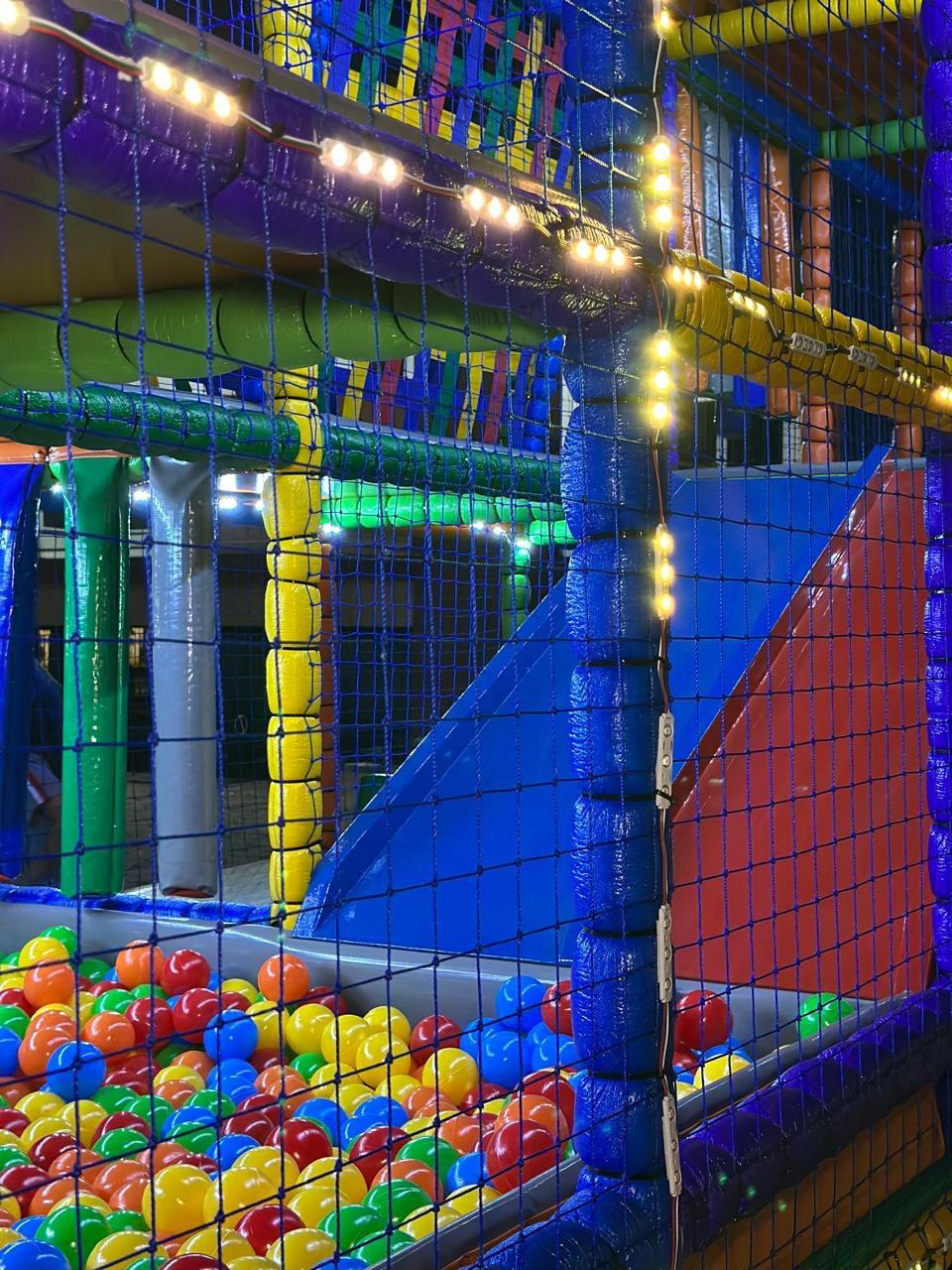 Interior da Carreta Playground Land Toys iluminado por LED com piscina de bolinhas à noite